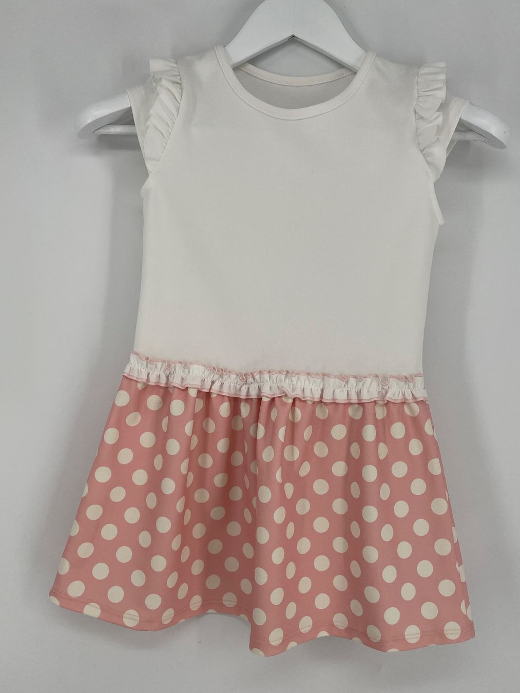 Vestiti & Gonne: Mädchen Kleid Gr. 128 gepunktet rosa – Usato da Auenstein venduto da moin.