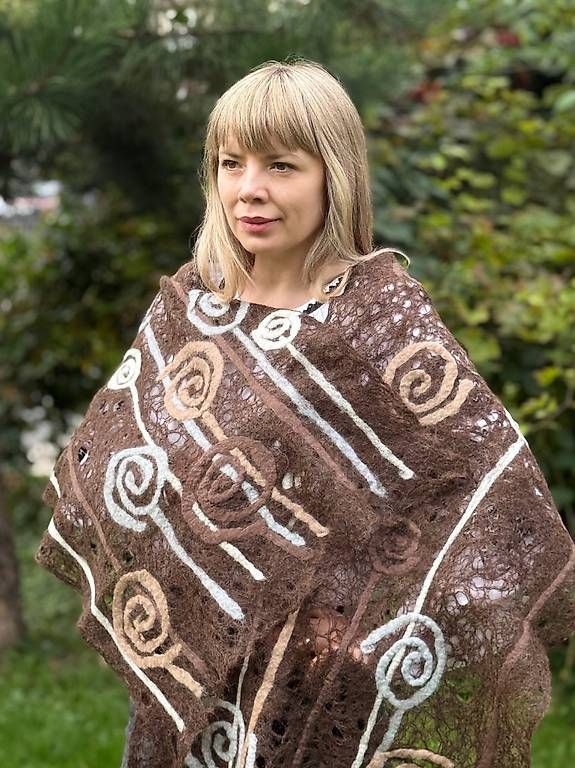 Foulard & Sciarpe: Brauner Mohairschal mit Spiralmuster – Nuovo e nell'imballaggio originale da Thalwil venduto da han_2b8c