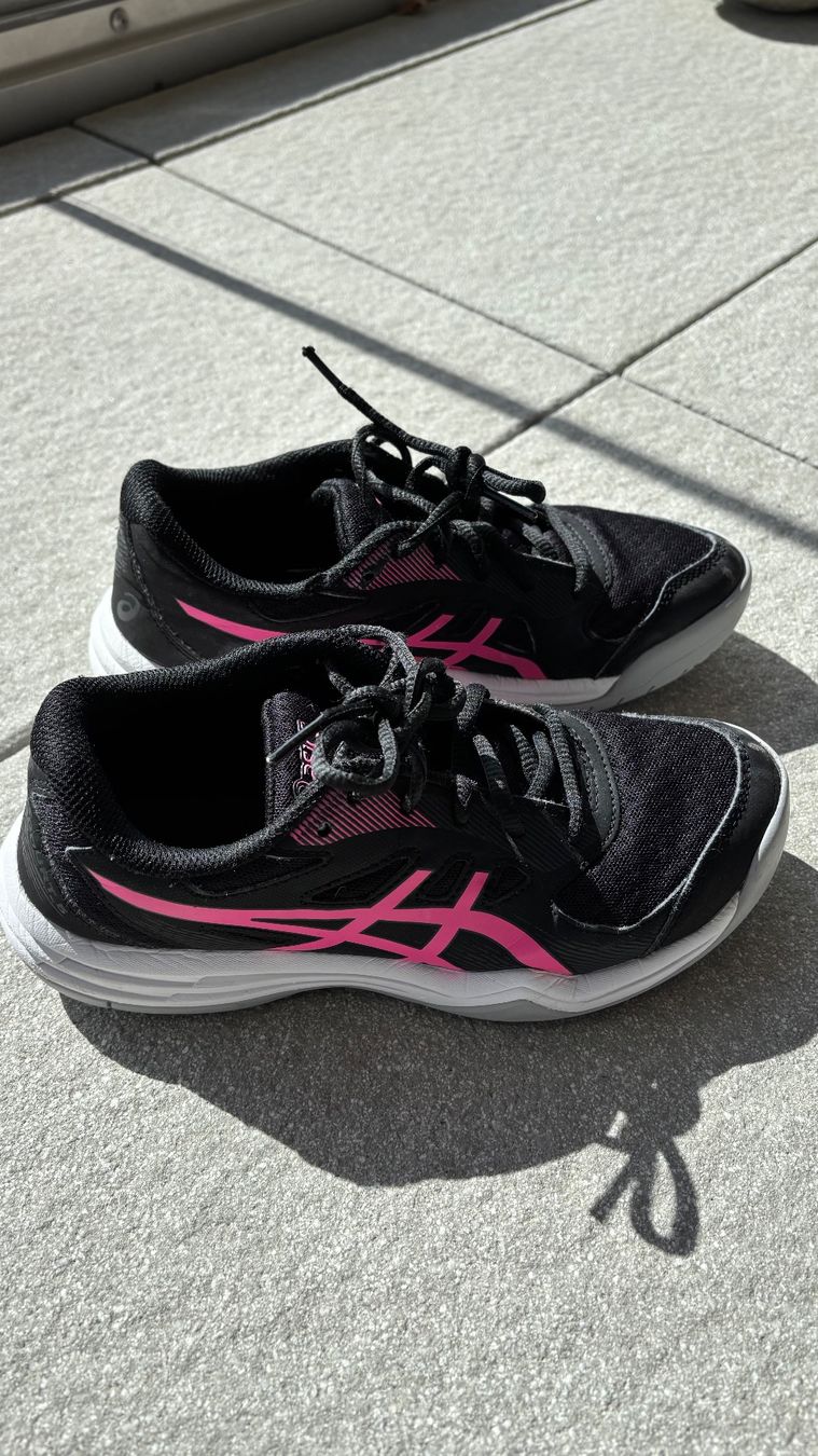 Asics Schuhe für Jungen: Asics Hallenturnschuhe – Gebraucht aus Sissach von zumsy