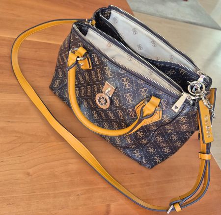 Handtasche Guess braun mit Henkel und Riemen
