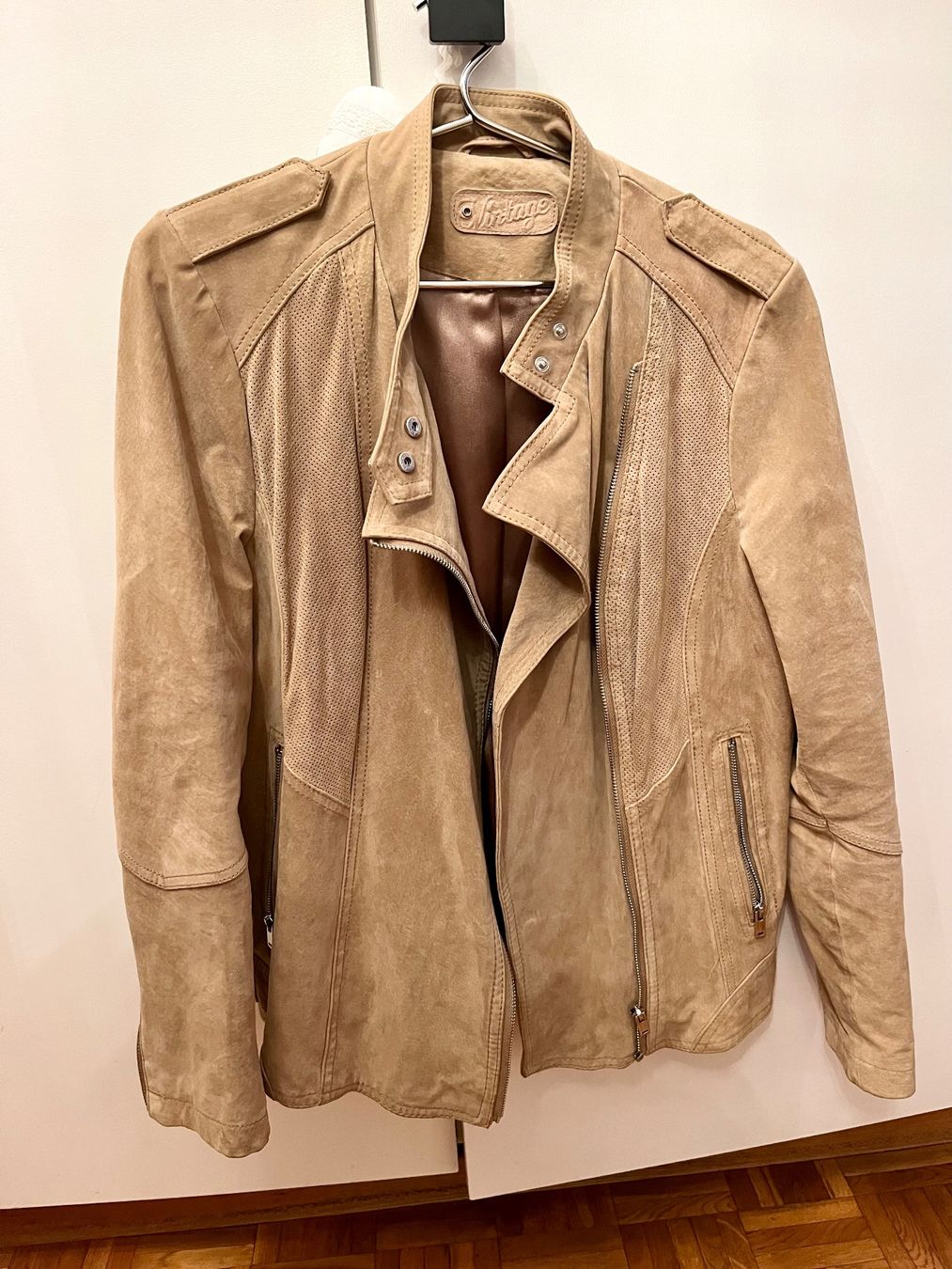 Giacche: Schöne beige Wildleder Jacke – Nuovo (secondo la descrizione) da Oetwil an der limmat venduto da Sual