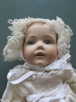 Puppe Porzellan mit langem weissen Kleid
