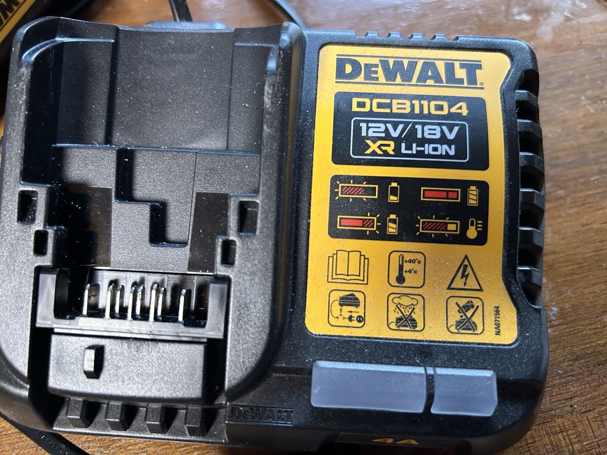 Dewalt Caricatori & Batterie: Ladegerät DeWalt DCB1104 mit Akku DCB182 4Ah – Usato da Frümsen venduto da Yogi1973