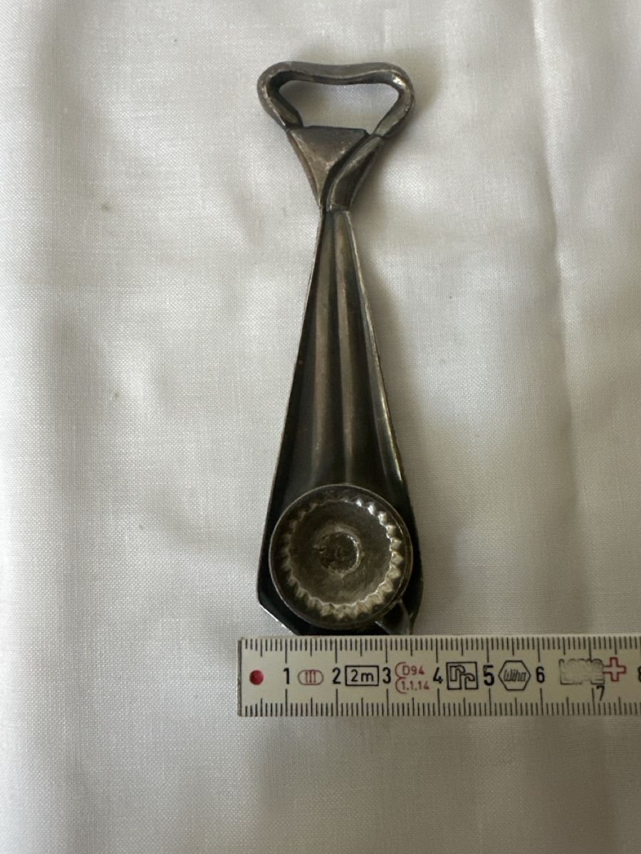 Appareils de cuisine: Vintage Flaschenöffner Krawattenform Silberfarben – D'occasion à Zürich par Chaeffeler 3