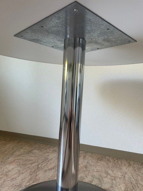 Interio Tavoli: Runder Tisch weiss mit Metallfuss – Usato da Bern venduto da Melasse33 3