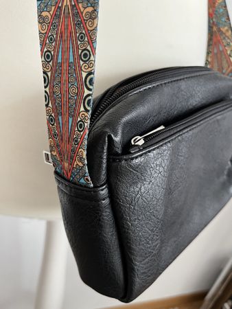 Umhängetasche in Schwarz mit farbigem Gurt!