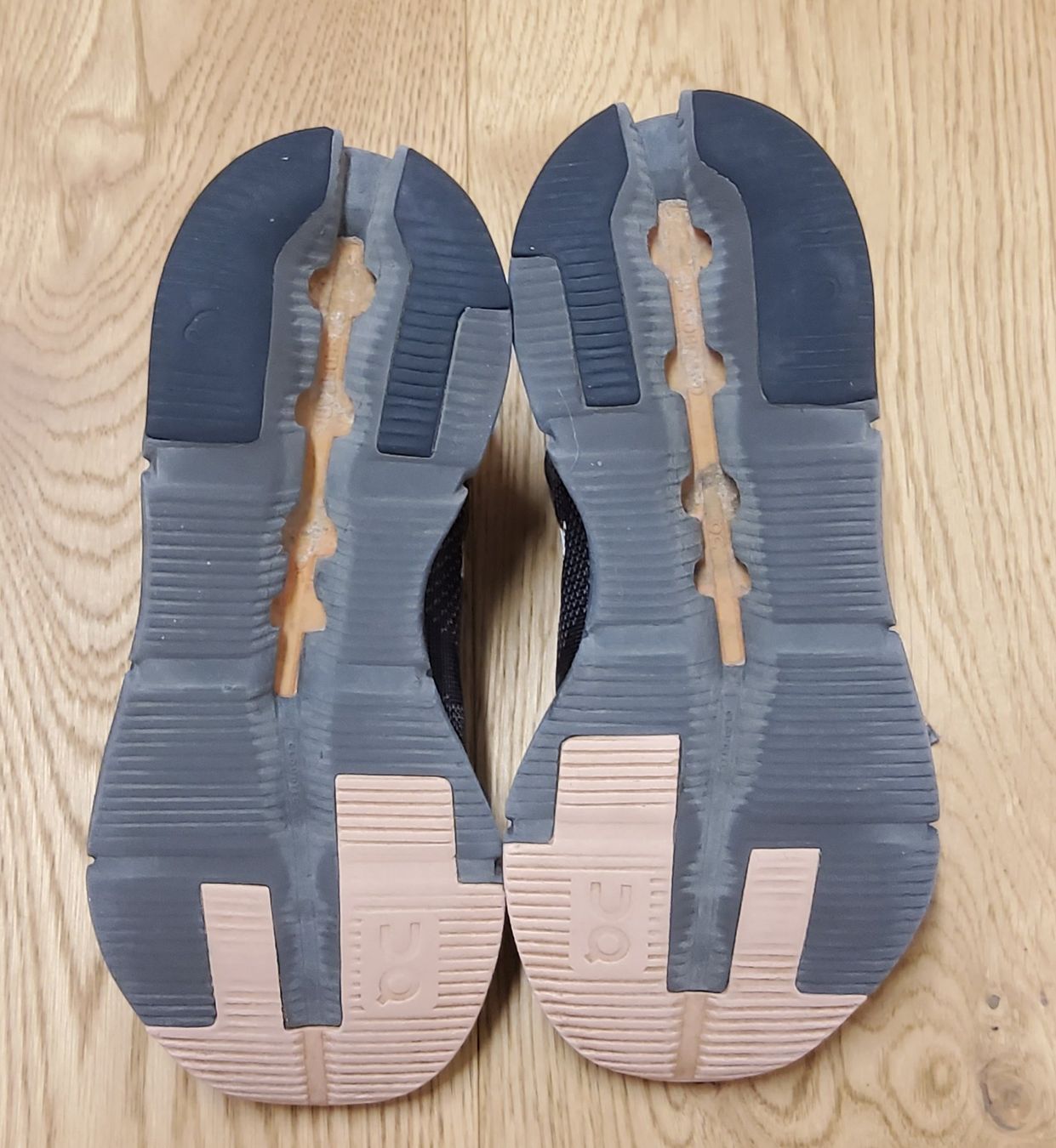 On Chaussures femmes: On Cloud Laufschuhe, Sneaker – D'occasion à Naters par 3904Naters 4