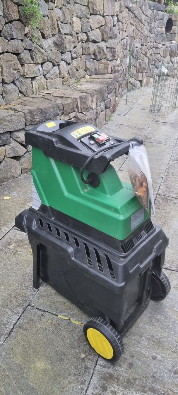 Häcksler: Okay Elektro-Walzenhäcksler 2000 W – Neu (gemäss Beschreibung) aus Ennetmoos von haer