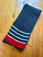 Kuscheliger selbstgestrickter grau-weiss-roter Schal