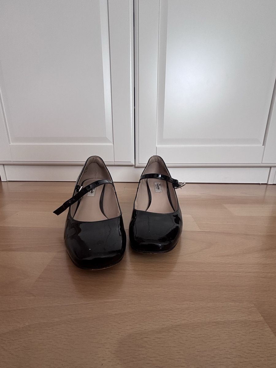 Scarpe da donna: Schwarze Lackschuhe mit Riemen – Usato da Baar venduto da debbs