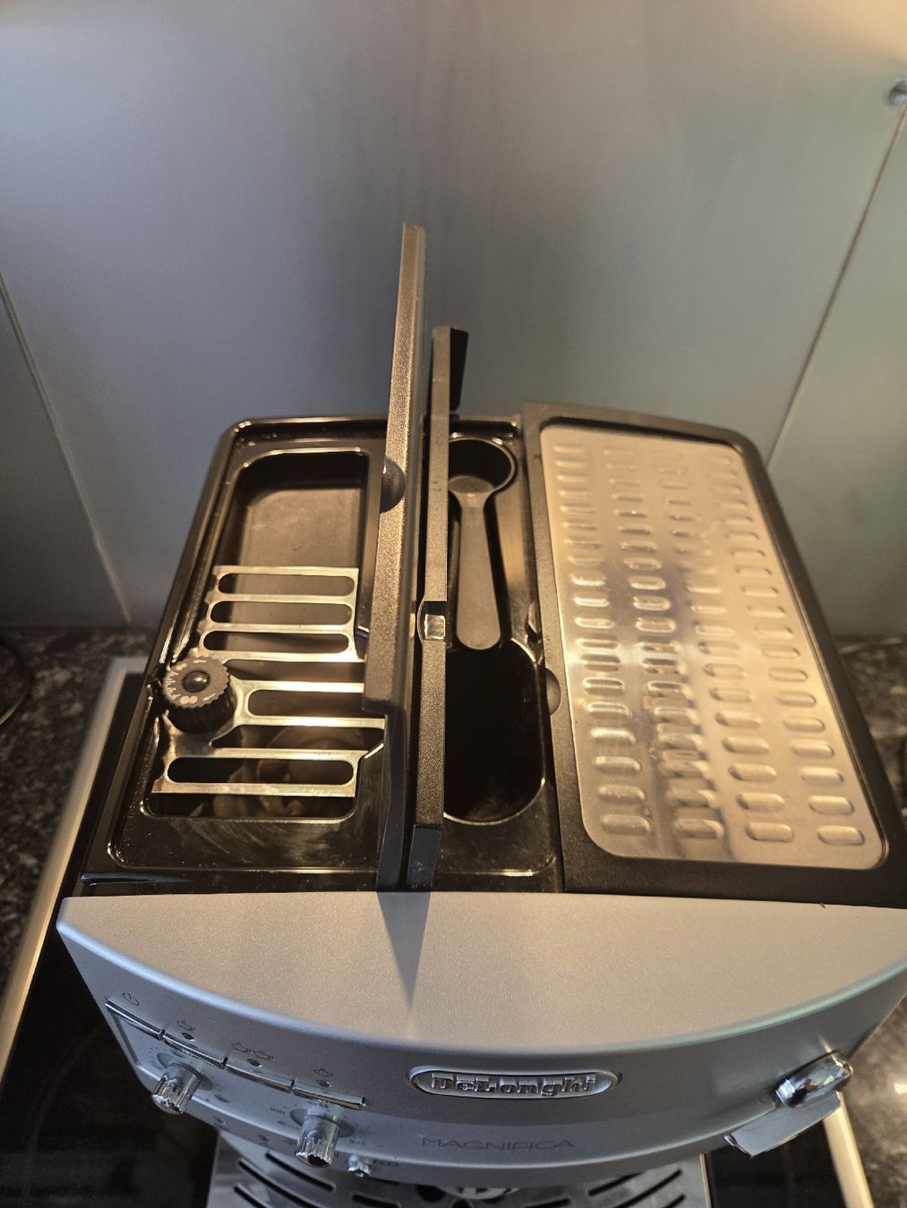 De'Longhi Kaffeemaschinen & Espressomaschinen: Kaffeemaschine DeLonghi Magnifica gebrauch – Gebraucht aus Seewis-Schmitten von Clava24 2