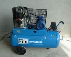 Un compresseur de garage de 100 litres Fini