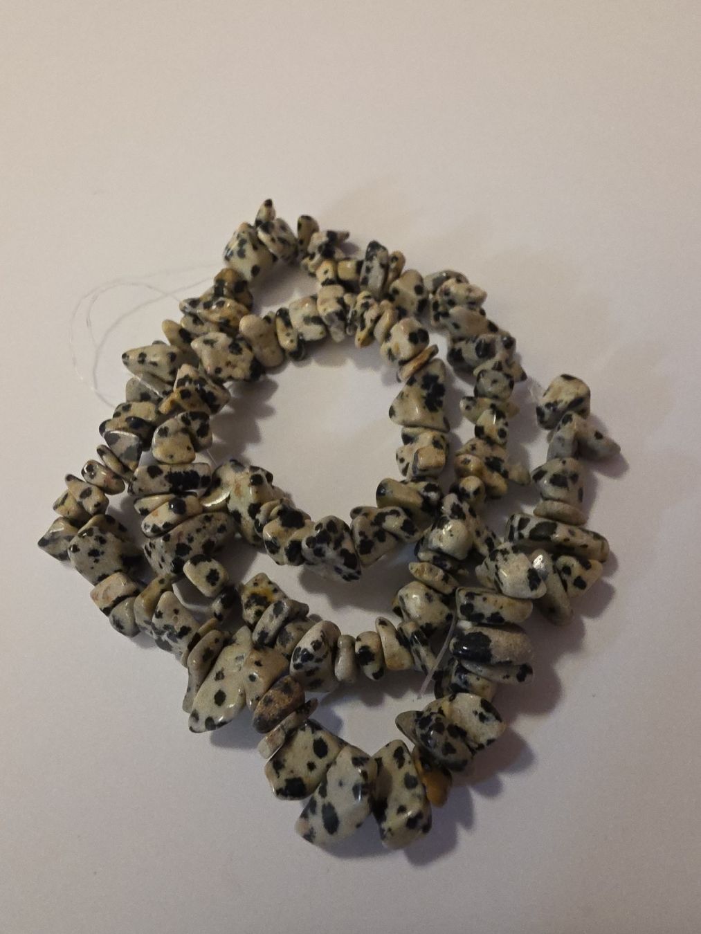 Minerali & Pietre curative: Dalmatiner Jaspis,  Aplit, Splitter 5-8mm. Strang – Nuovo e nell'imballaggio originale da Menziken venduto da Mirager