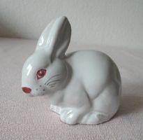 Hasenfigur aus glasiertem Ton