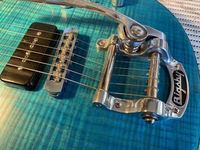 Musikinstrumente: Custom E-Gitarre mit Bigsby – Neu (gemäss Beschreibung) aus Faulensee von Musicman71 3
