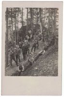 Soldaten heben im Wald einen Schützengraben aus, um 1915
