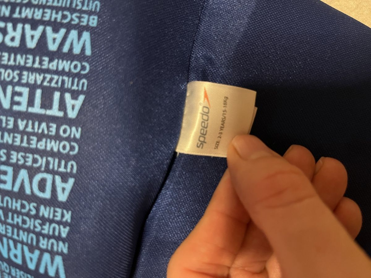 Gilets: Gilet speedo neuf 2-3 ans – D'occasion à Blonay par cyr_bmc5 1