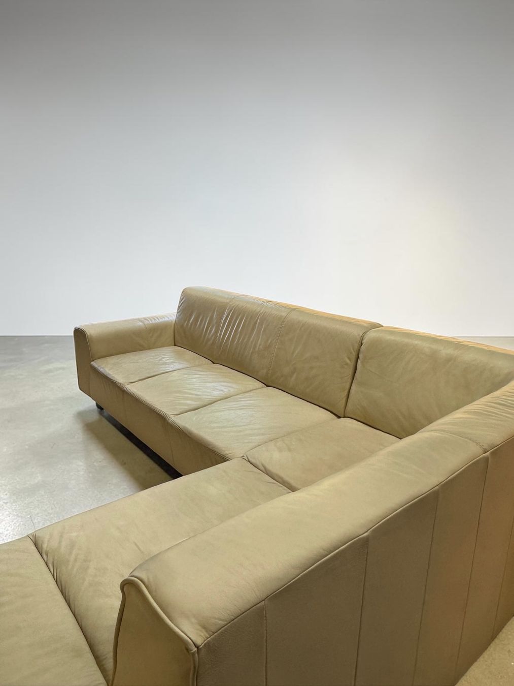 Divani: Ecksofa aus Echtleder mit longchair creme – Usato da Fehraltorf venduto da Sofalab.swiss 2