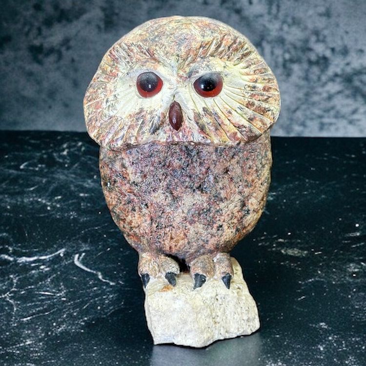 Sculpture En Pierre Représentant Un Chat Noir, Cristaux Sculptés à La