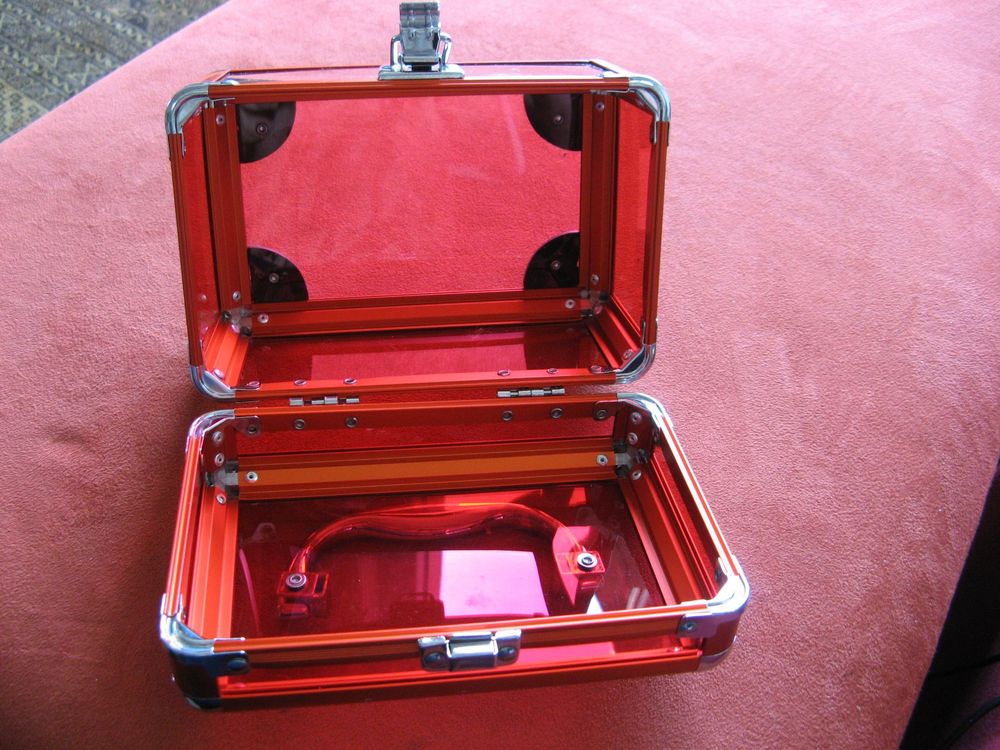 kleine rote Plastik Box (Gebraucht) in Zürich für CHF 10 – mit ...