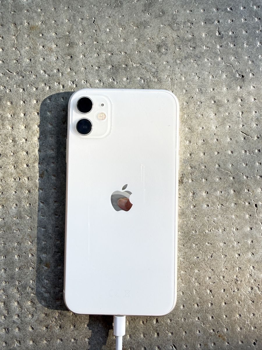 Apple Handys / Smartphones: iPhone 11 128 GB – Defekt aus Sonceboz-Sombeval von Australia010 2