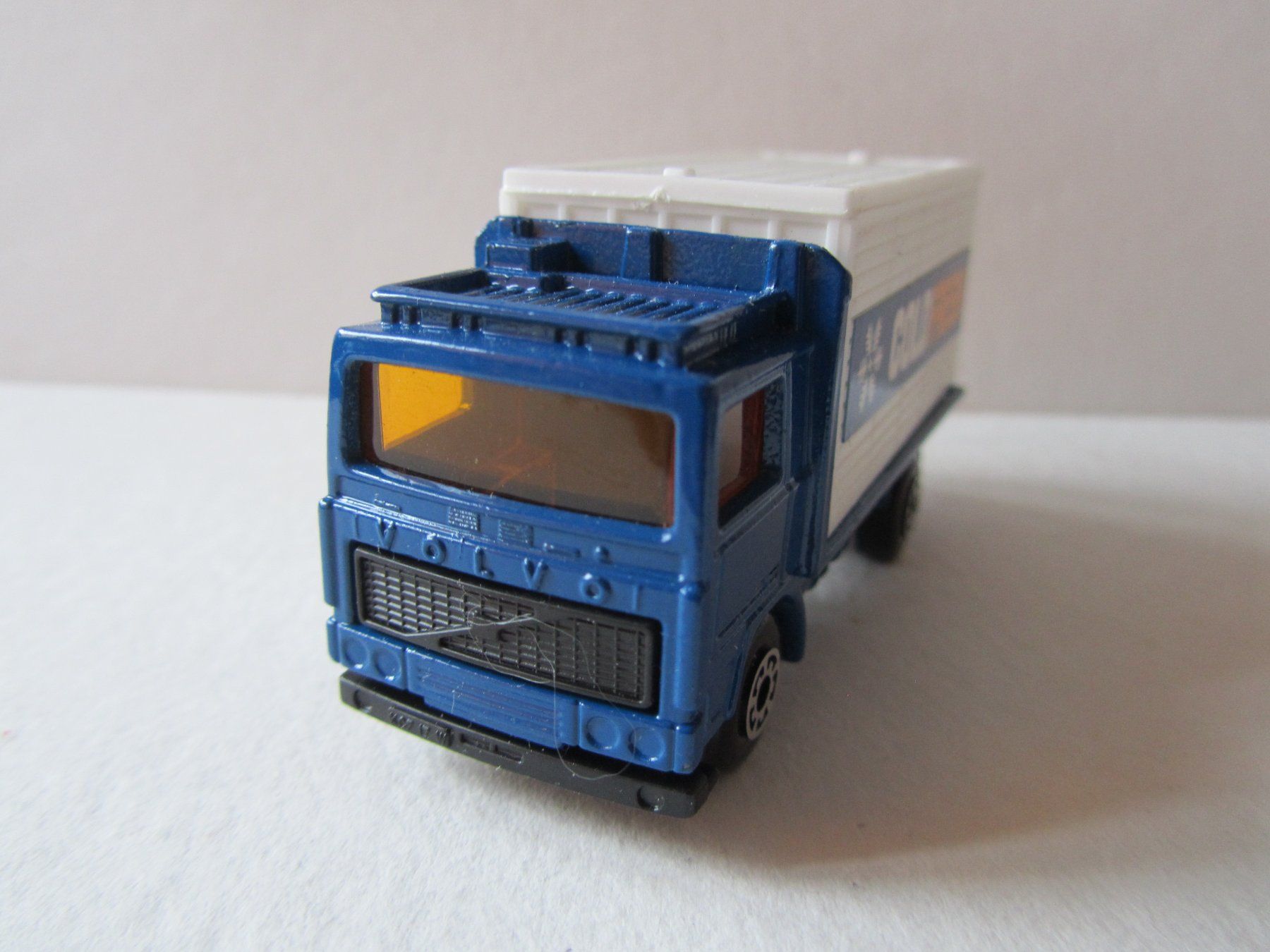 Matchbox Modellini d'auto: Volvo Container Truck, Matchbox Macau, unbespielt – Usato da Weiningen ZH venduto da dietsch57 1