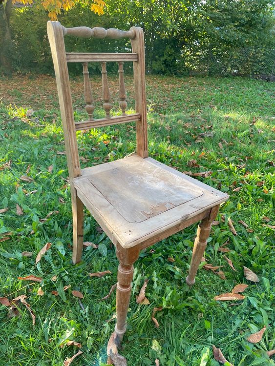 Einfacher alter Holzstuhl mit Rücklehne (Gebraucht) in Luzern für CHF 5 ...