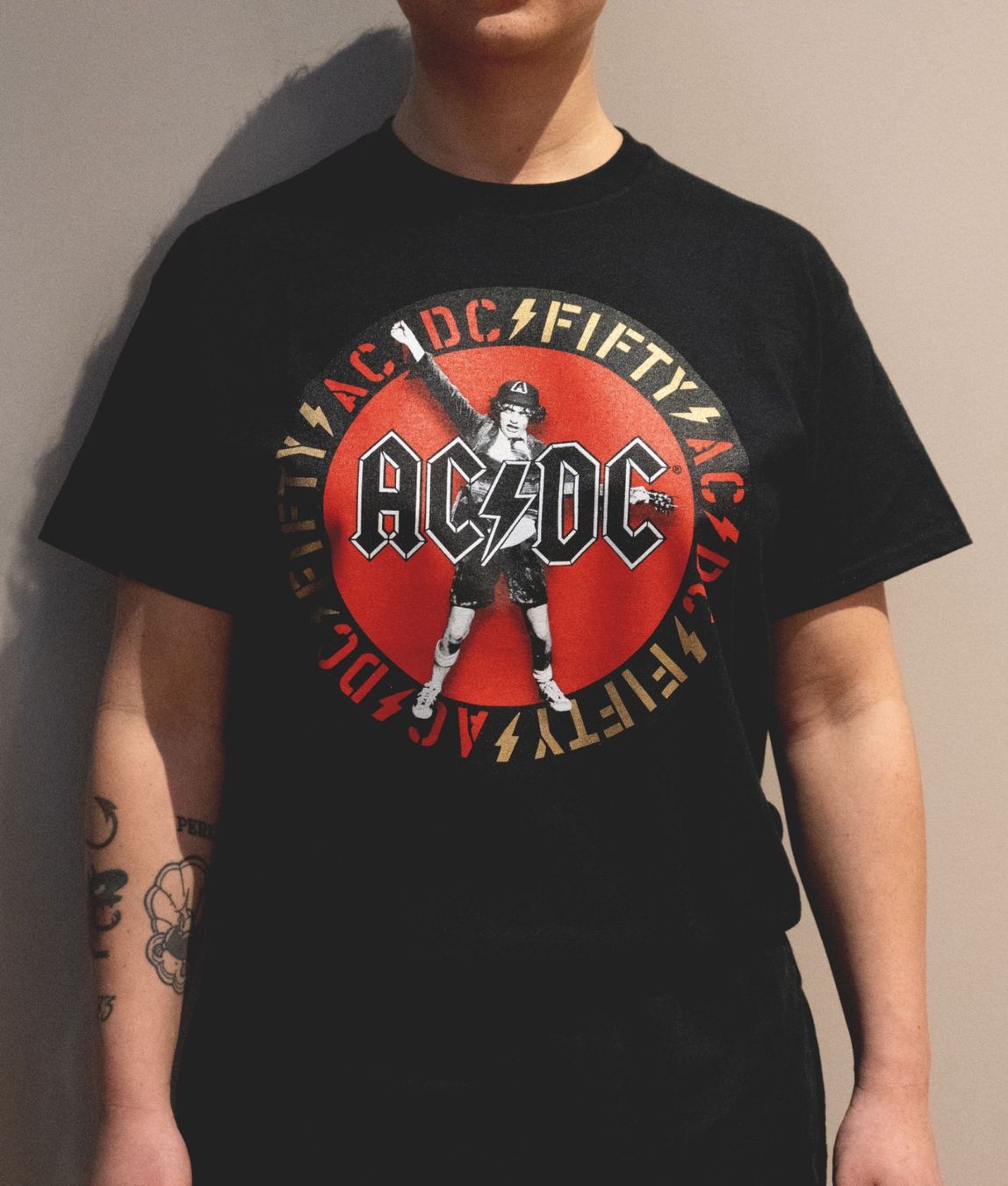 T-shirt: AC/DC Jubiläums T-Shirt "fifty" 2024 – Usato da Gunten venduto da Povami 3