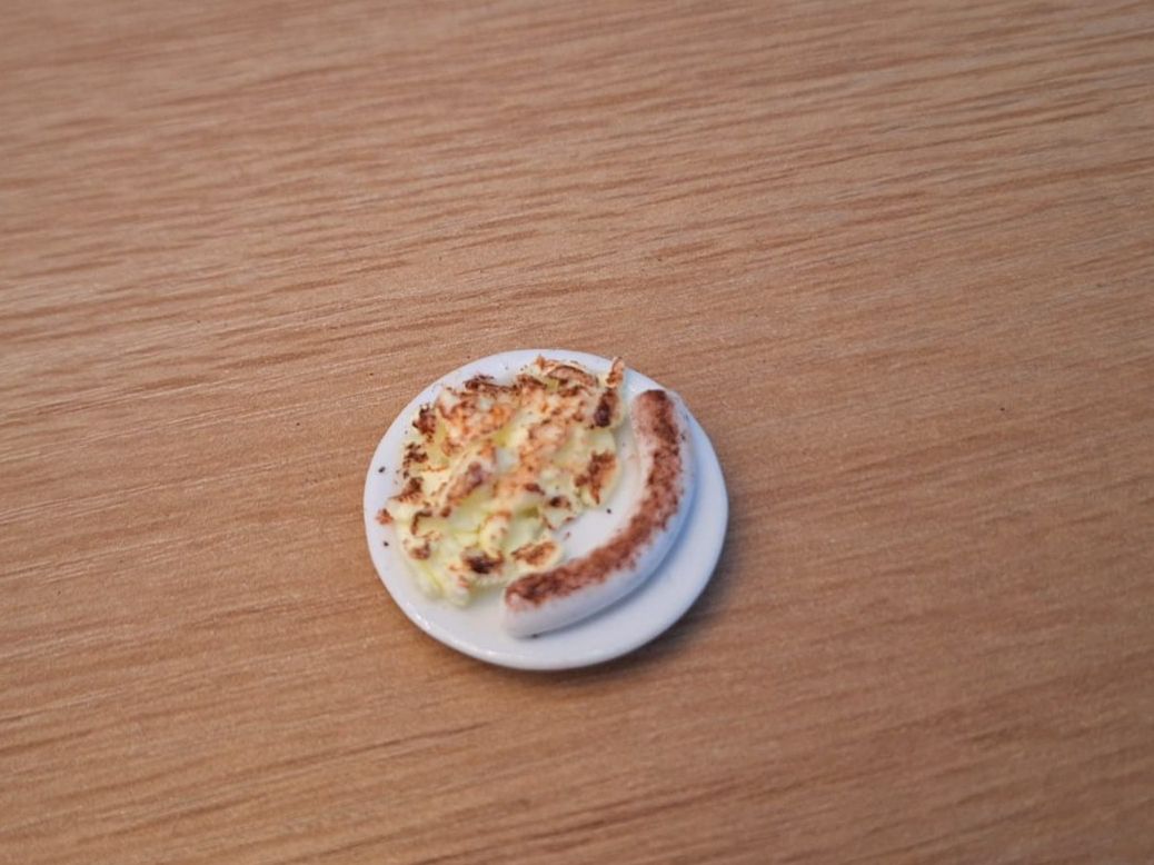 Case e mobili per bambole: Puppenhaus Rösti mit Bratwurst – Nuovo (secondo la descrizione) da Zürich venduto da HandmadeTinyFood 3
