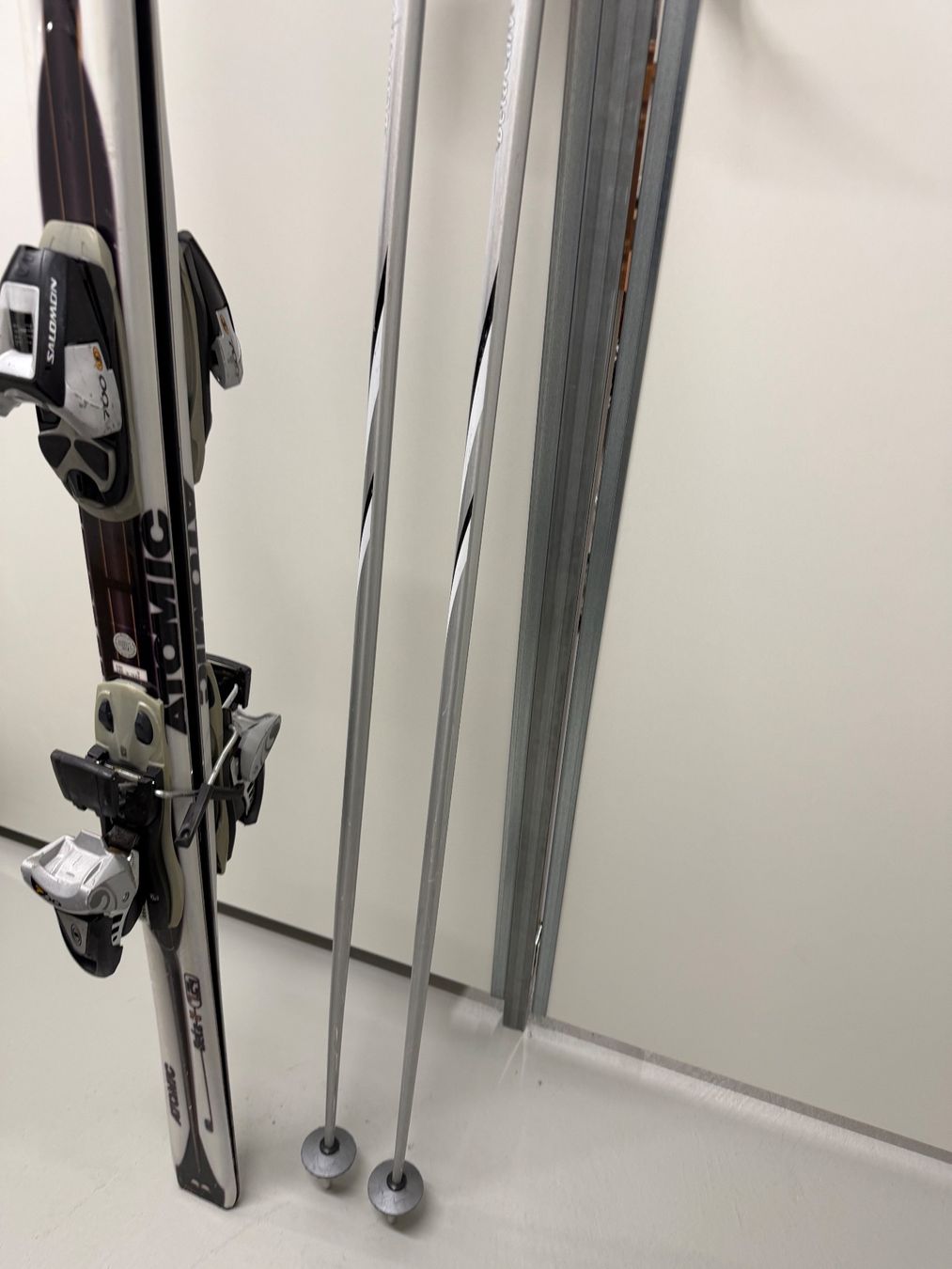 Skis: Sci da discesa Atomic Beta con scarponi e bacchette – Gebraucht aus Gossau ZH von SistersBeauty 4