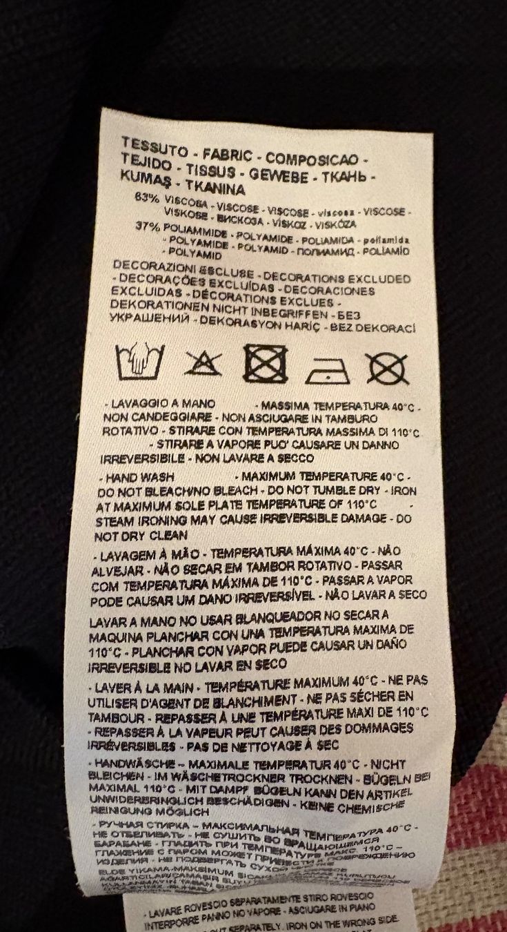 Armani Vestiti: Abito di Armani nero – Nuovo (secondo la descrizione) da Viganello venduto da Orisole 6