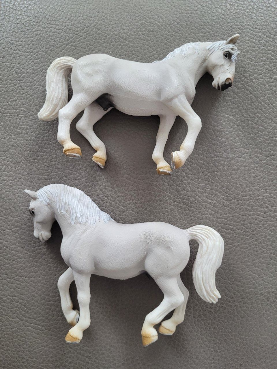 Schleich Giocattoli: 2 Schleich Pferde Schimmel – Usato da Maur venduto da Edsch
