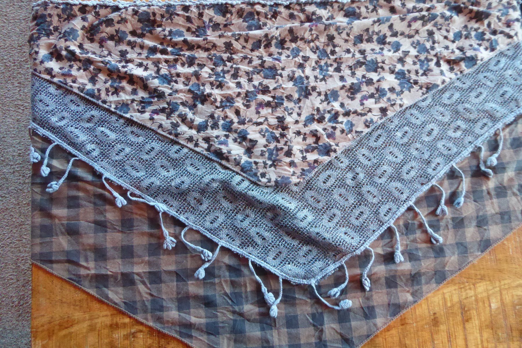 Foulard & Sciarpe: 2 Romantische Schals rip curl 3 lagig – Usato da Sargans venduto da Benziner 1