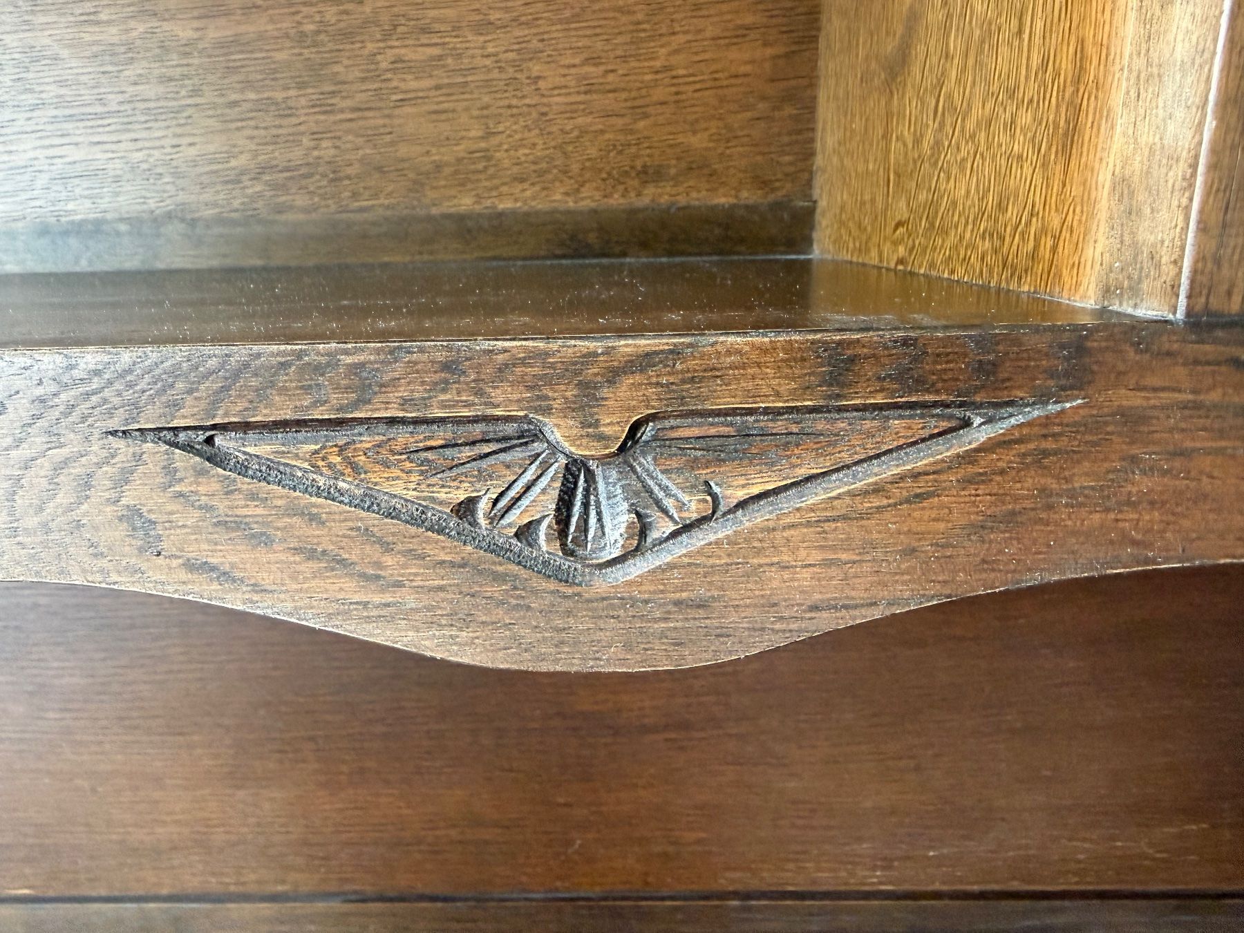 Vetrine: Massiver Eichen-Vitrinenschrank im Tudor-Stil – Usato da Itingen venduto da uhu777 4