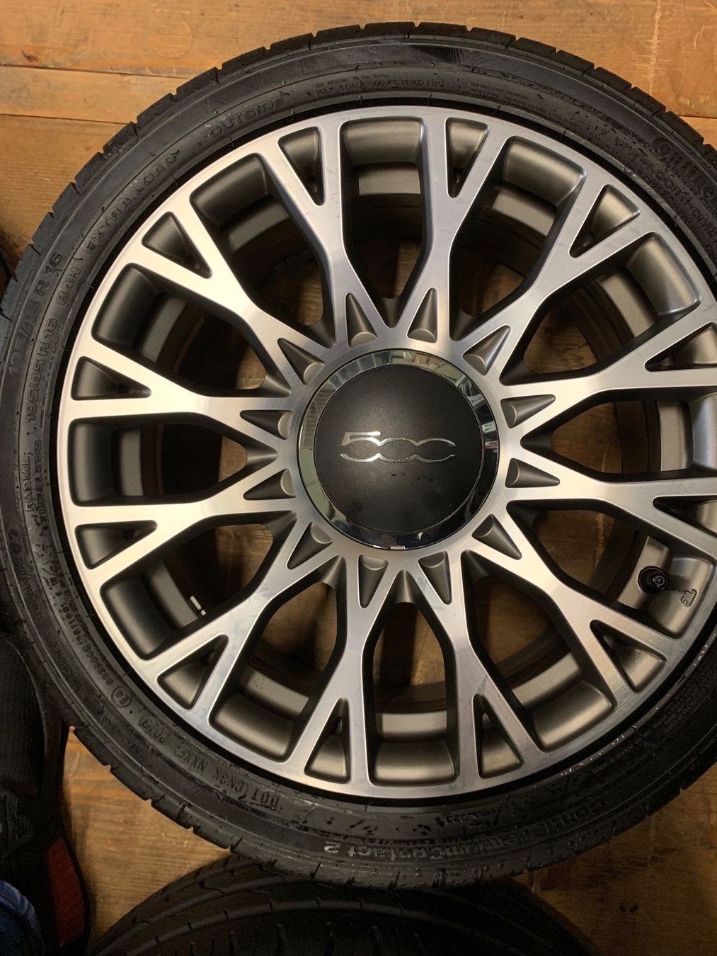 Fiat Pneus & Kompletträder: Fiat 500 Alufelgen 16” – Gebraucht aus Wollerau von  4