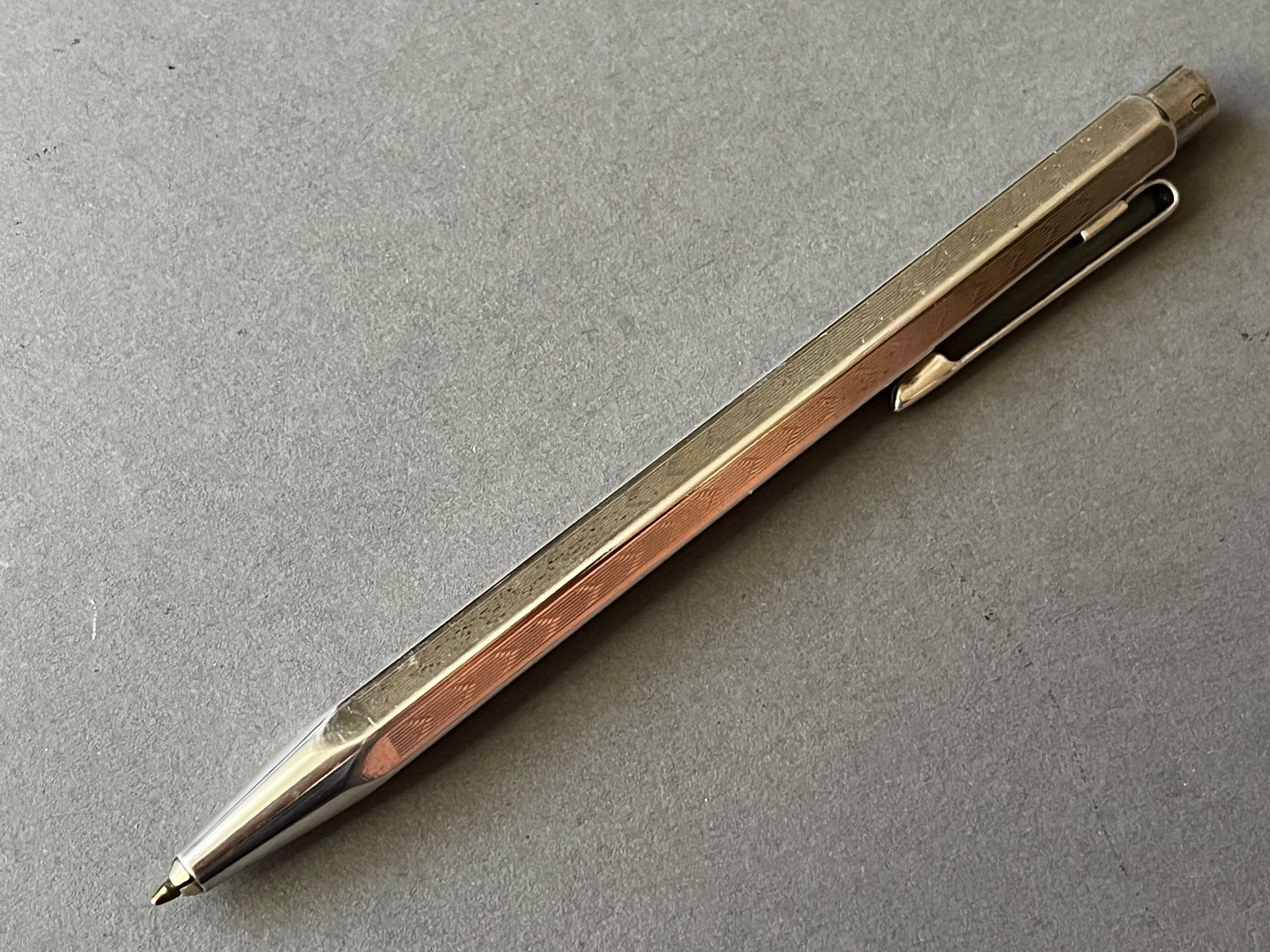 Caran D'Ache Stifte & Marker: Caran d’Ache Ecridor Schreiber Chevron versilbert ca – Gebraucht aus Zürich von FV.vintage