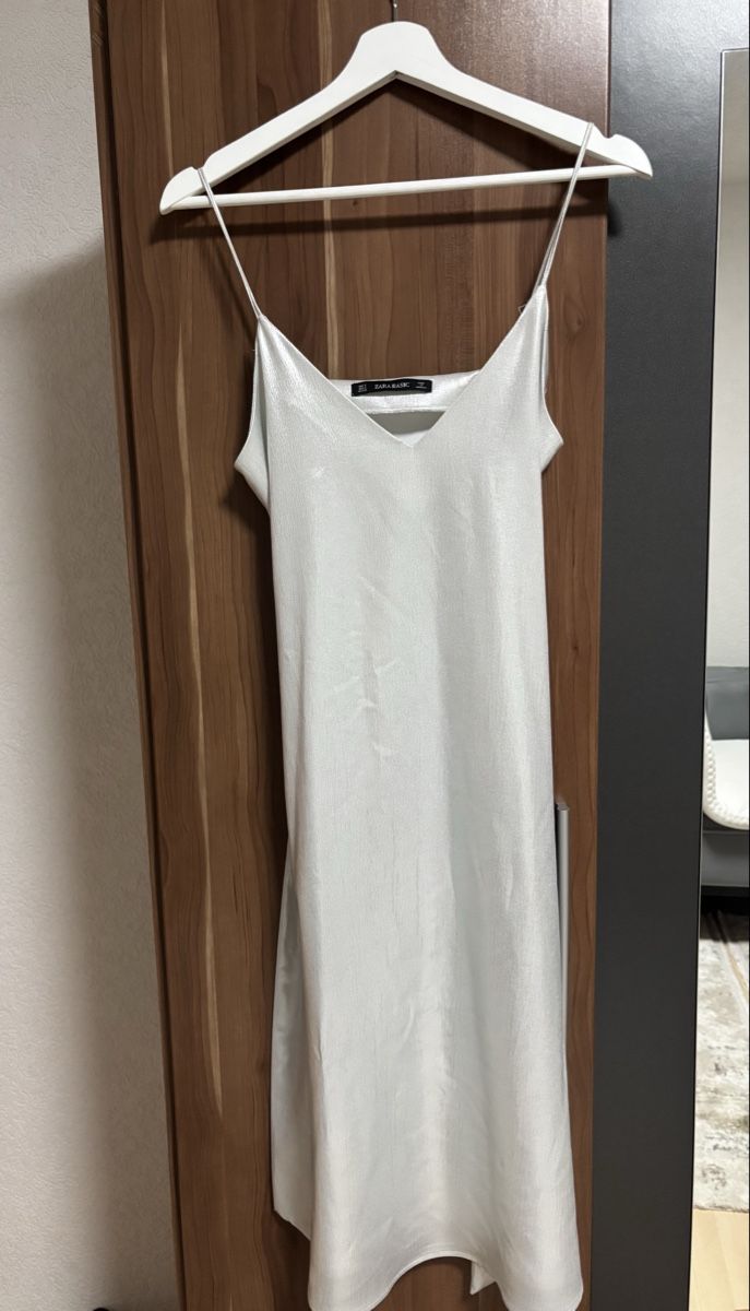 Zara Kleider: Zara Kleid Seidenoptik silber Grösse S  – Neu (gemäss Beschreibung) aus Arbon von Viktoriaa
