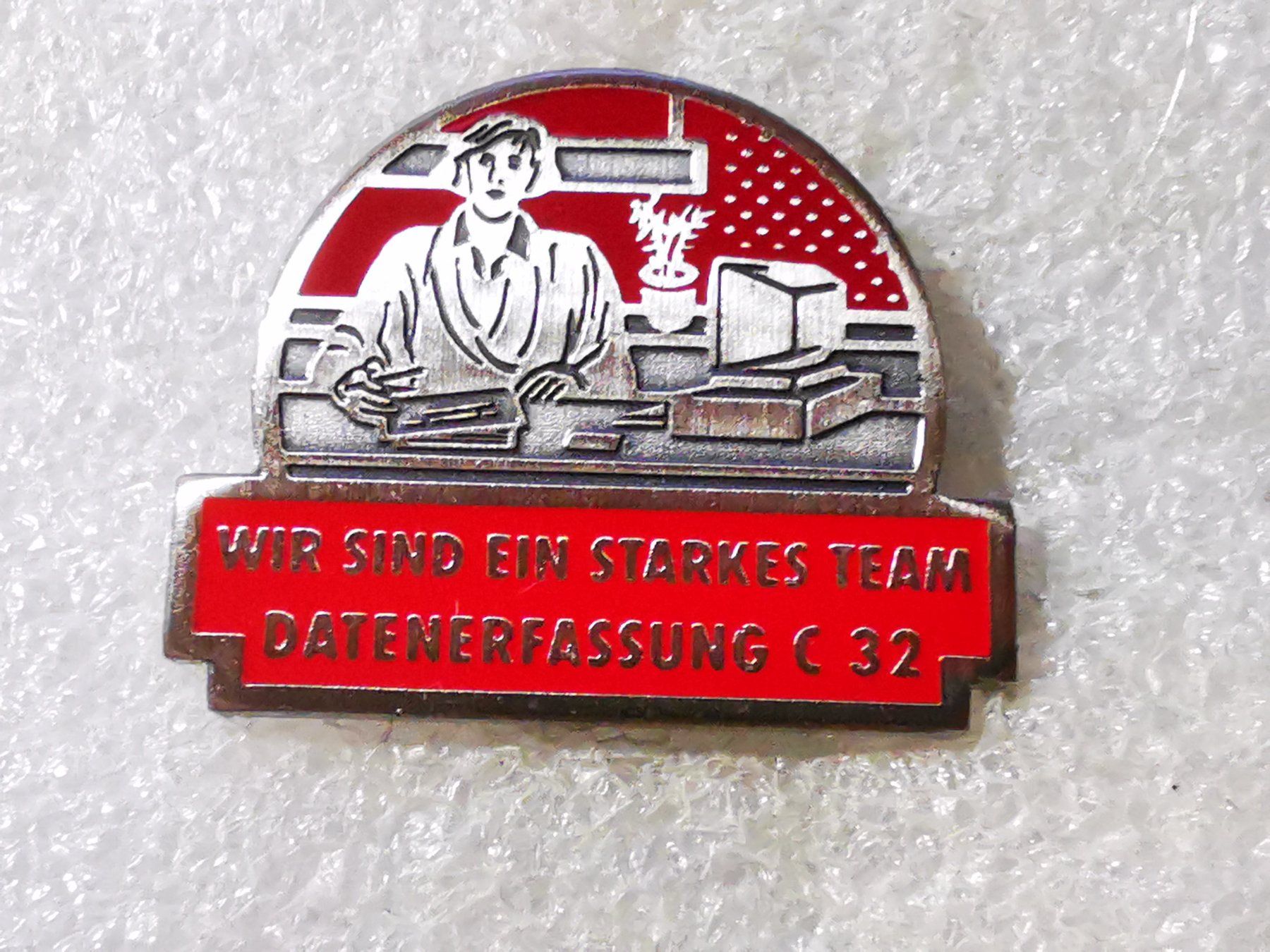 Placchette & Badge: Ansteckpin 129: Datenerfassung C 32 - Starkes Team – Usato da Oppligen venduto da Pin-Fall-Shop