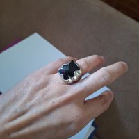 Origineller Teddybär, Bär Ring mit schwarzem (Mode?)-Stein