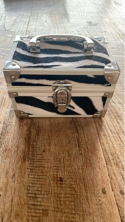 Schmuck-Koffer im Zebra-Look