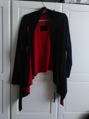 Einzigartige schwarz-rote Zipfel-Strickjacke Kokomarina XXL