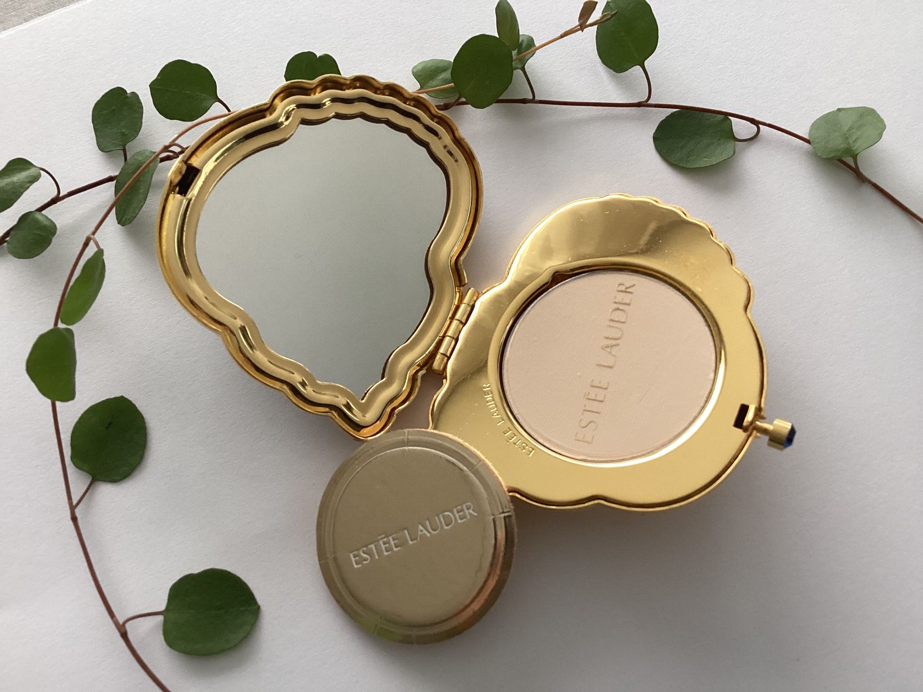 Estée Lauder Maquillage: Estée Lauder /  Puderdose Muschel / Strass – D'occasion à Beinwil am See par kae_gh7c 3