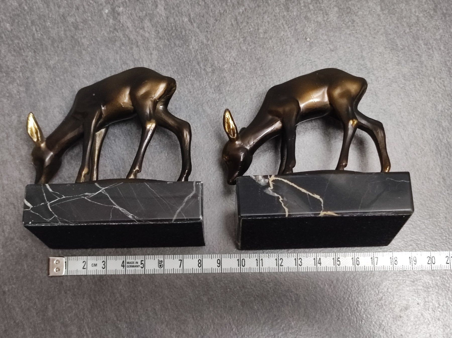 Statuette: Zwei Rehe auf Sockel, Material unbekannt – Usato da Wohlen AG venduto da Tikale 5