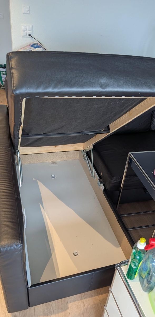Sofas: Schwarzes Ledersofa mit Bettfunktion und Stauraum – Gebraucht aus Regensdorf von Jackone 2