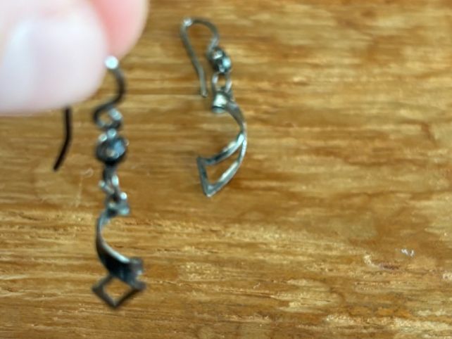 Ohrringe & -stecker: Ohrringe / anthrazit mit Steinen gedreht – Gebraucht aus Stadel von Chanel_5 1