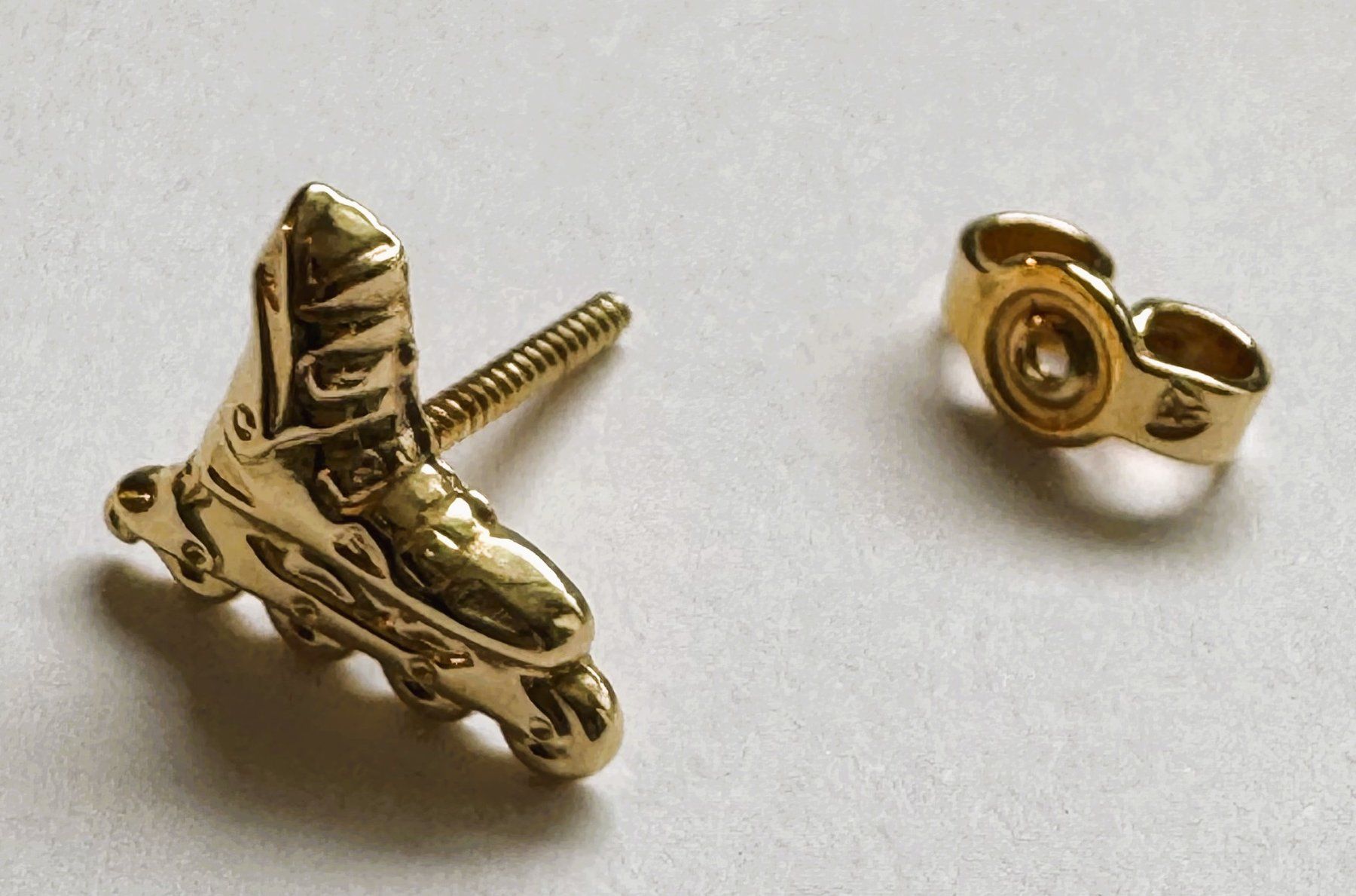 Orecchini pendenti & Orecchini a lobo: Einzelner Ohrstecker 18Karat Gold "Rollerblade" – Nuovo e nell'imballaggio originale da Hombrechtikon venduto da Harosa 1