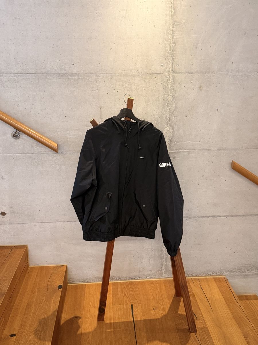Vestes: Supreme Gore-Tex Jacket Black Size M Used – D'occasion à Hünenberg See par jad_d6xp 1