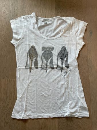 Guess T-Shirt - Damen - Gr. S - Motiv Highheels