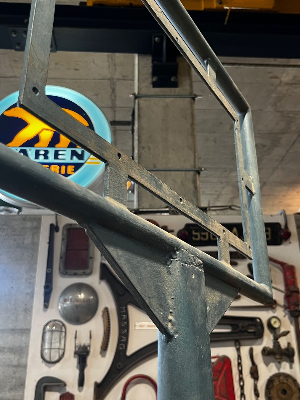 Ecriteaux: Altes Schild / Wegweiser auf Betonsockel – D'occasion à Luzern par Fracht-Design 1