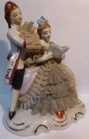 WUNDERSCHÖNE PORZELLAN -FIGUR -MAN UND FRAU,--12 x 10 CM